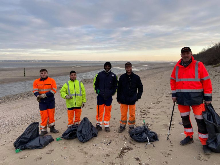 Nettoyage de la plage de Vasouy par l’association « Être et Boulot »…
