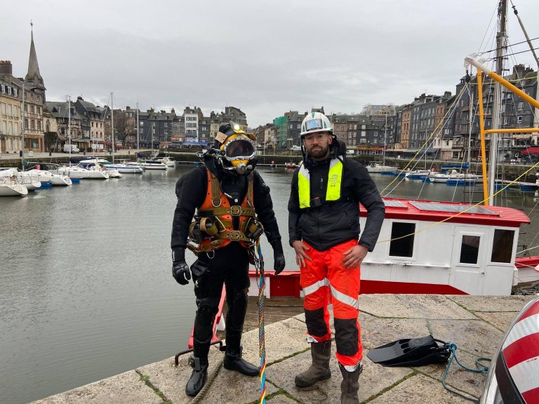 Travaux subaquatiques sous le pont de la Lieutenance