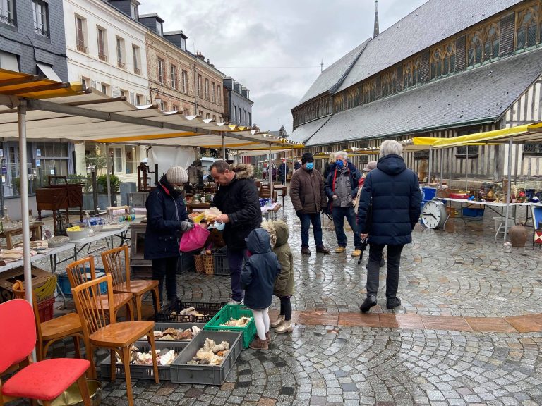 Démarrage en douceur pour le marché des antiquaires et des brocanteurs