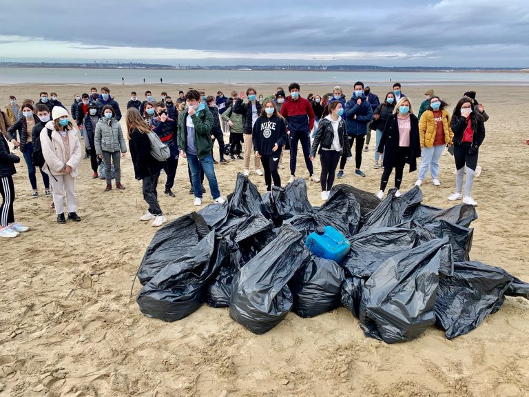 Les élèves du lycée de Honfleur collectent les déchets sur la plage…