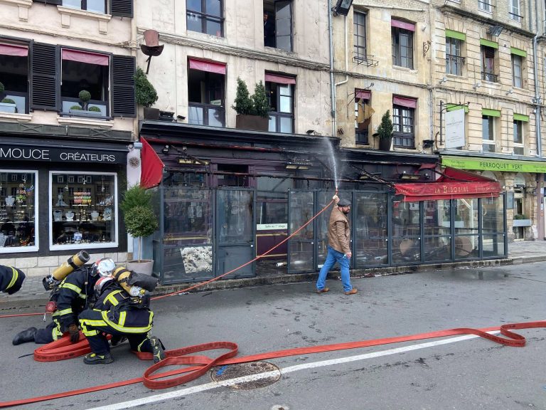 Un incendie détruit la façade d’un restaurant quai Sainte-Catherine à Honfleur…