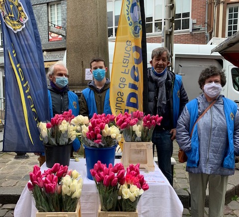 Succès pour la vente de tulipes du Lion’s Club de Honfleur