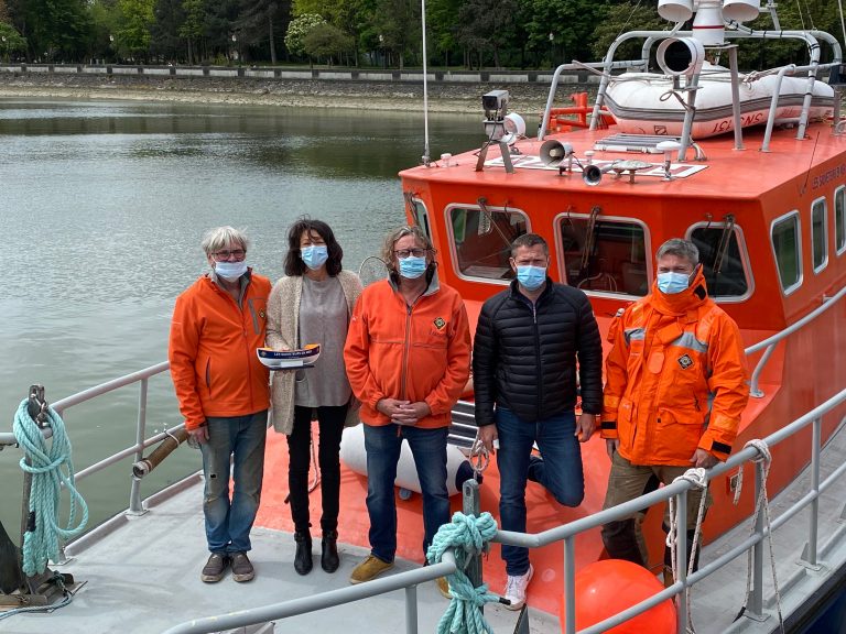 Le bateau bar à huîtres « L’Union fait la force » offre un chèque à la SNSM