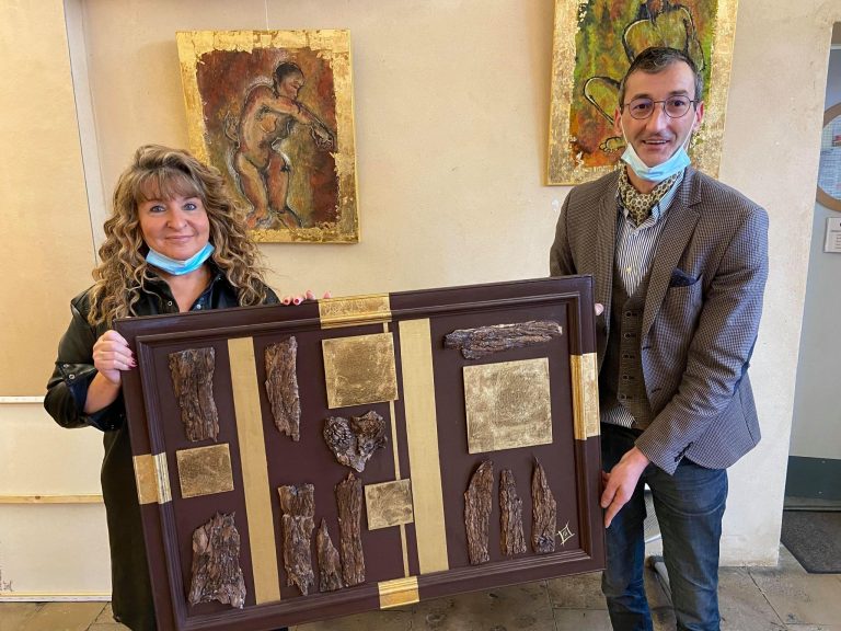 Catherine Grinsnir expose dans le hall de l’hôtel de ville