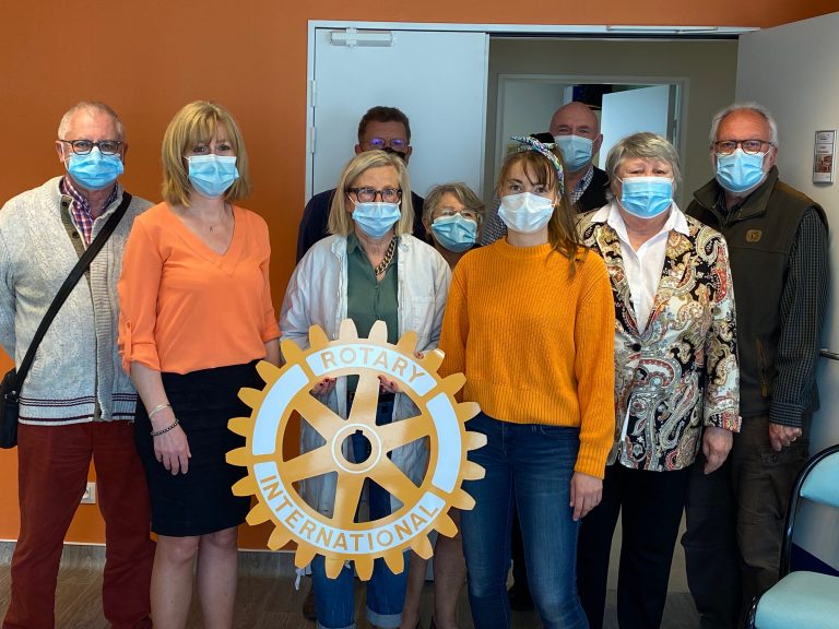 Un atelier peinture cognitif à l’EHPAD d’Equemauville avec le Rotary Club de Honfleur