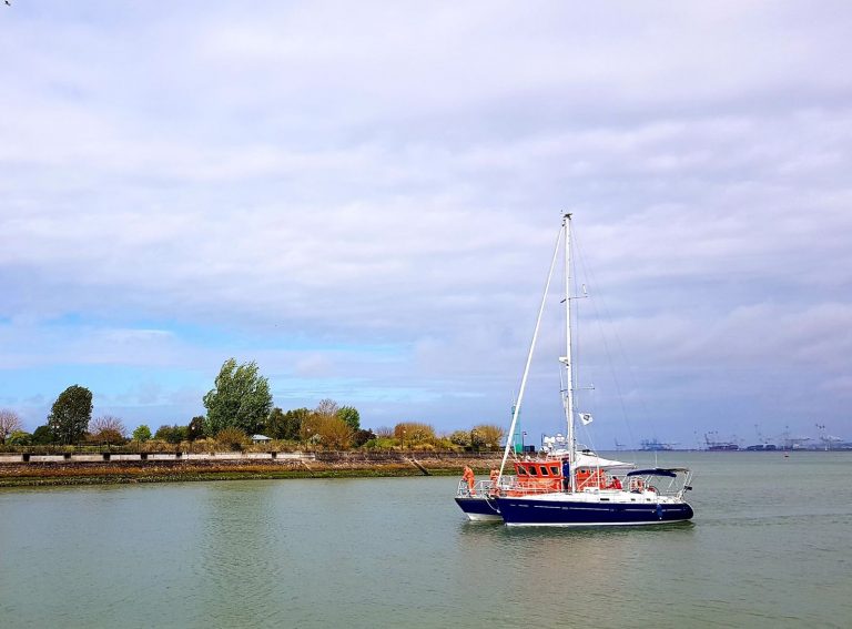 Un voilier en difficulté au large de Honfleur remorqué par la vedette SNSM