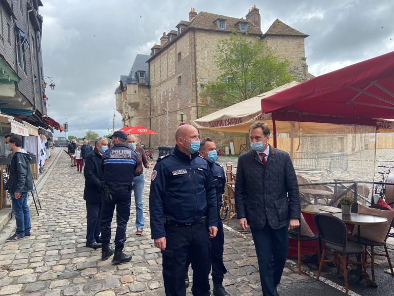 Réouverture des terrasses : le sous-préfet de Lisieux en visite à Honfleur 