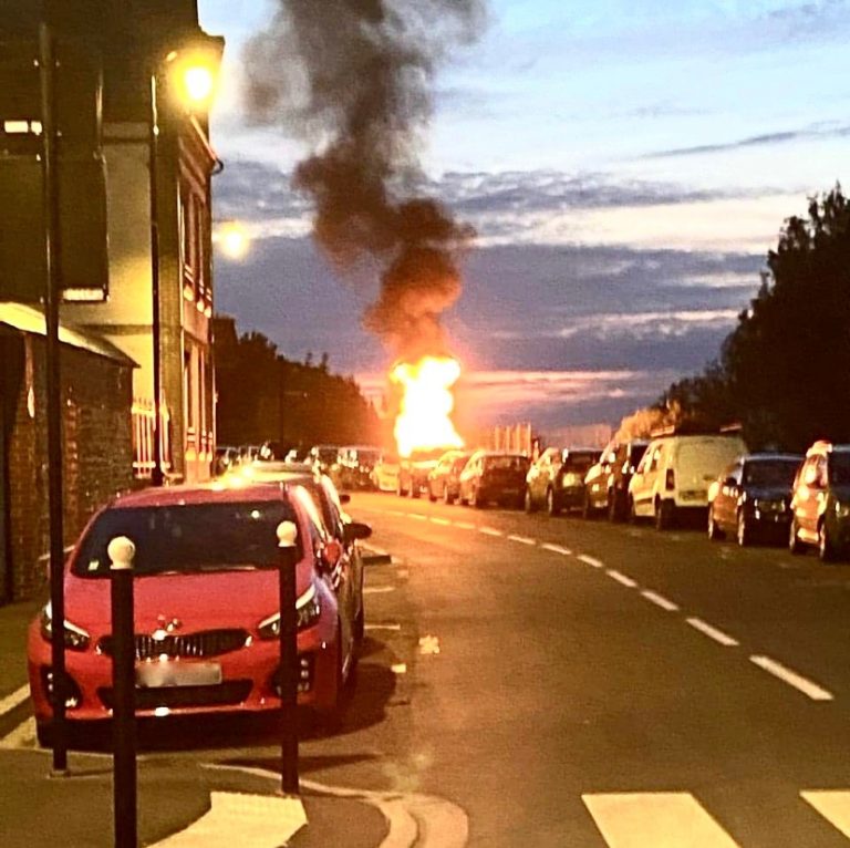 Une voiture détruite par un incendie rue Saint-Léonard