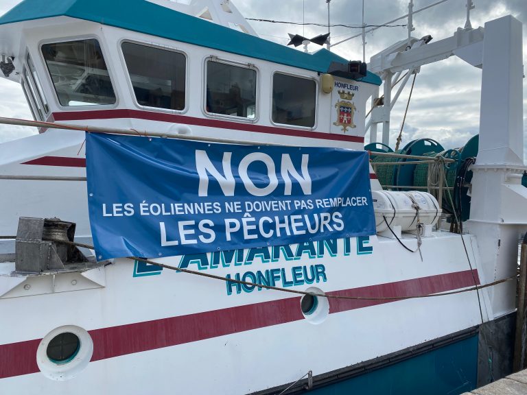 Les marins-pêcheurs honfleurais manifestent contre l’implantation d’un parc éolien au large de Courseulles-sur-Mer