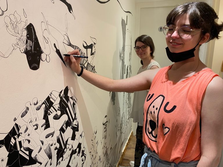 Deux jeunes artistes honfleuraises dessinent une fresque pour le restaurant  » l’Âtre »…