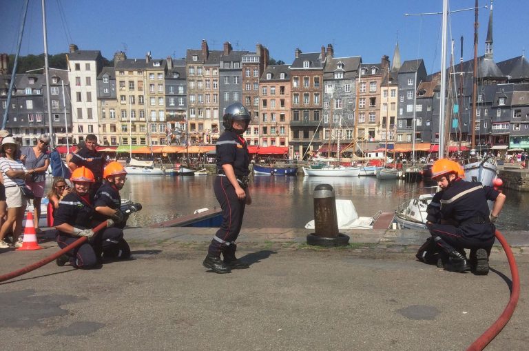 C’est ok pour le feu d’artifice du 14 Juillet, mais pas pour le mât incliné… !