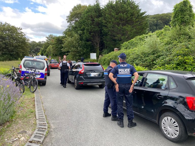 Contrôle routier interrompu par de fortes pluies, à la plage du Butin, à Honfleur…