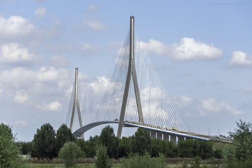 Un millier de fêtards au pied du Pont de Normandie