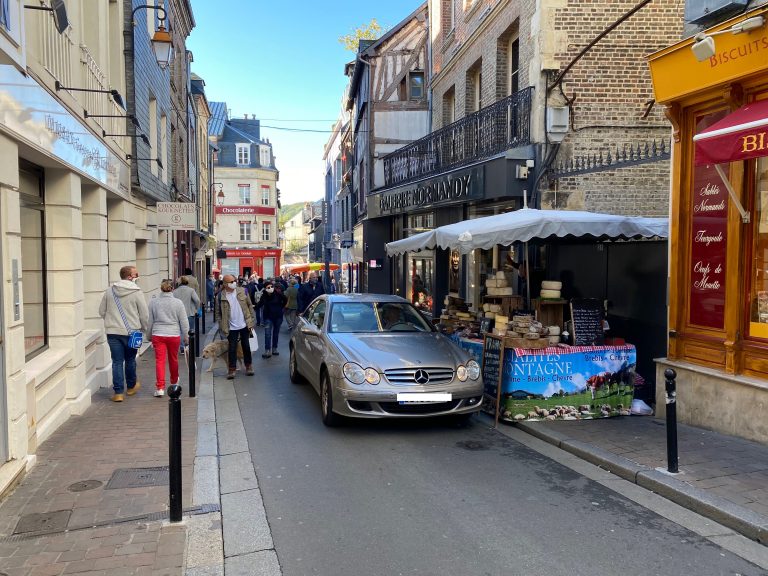 Ce samedi 7 août, 1ere braderie des commerçants de la rue du Dauphin