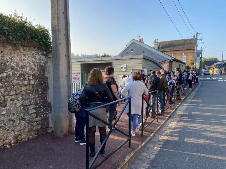 Port du masque obligatoire aux abords des écoles et fermeture des bars à 2 heures du matin le soir du nouvel an.