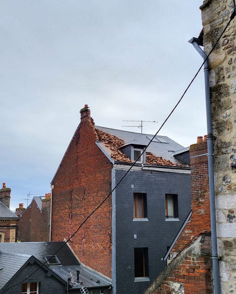 Une cheminée s’écroule sur la toiture d’une maison d’habitation dans le centre-ville de Honfleur