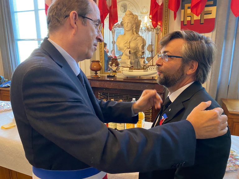 Le maire de Honfleur remet la médaille d’honneur du travail à Laurent Guadebois