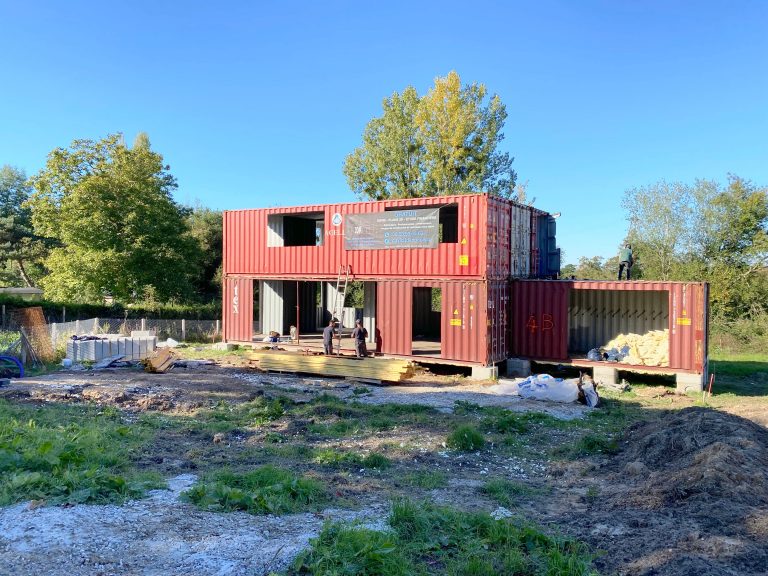 La maison container arrive dans la commune de La Rivière Saint-Sauveur…