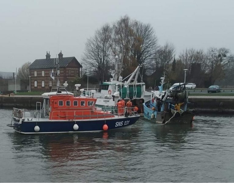 Un bateau de pêche de Trouville-sur-mer pris en remorque au large de Honfleur…