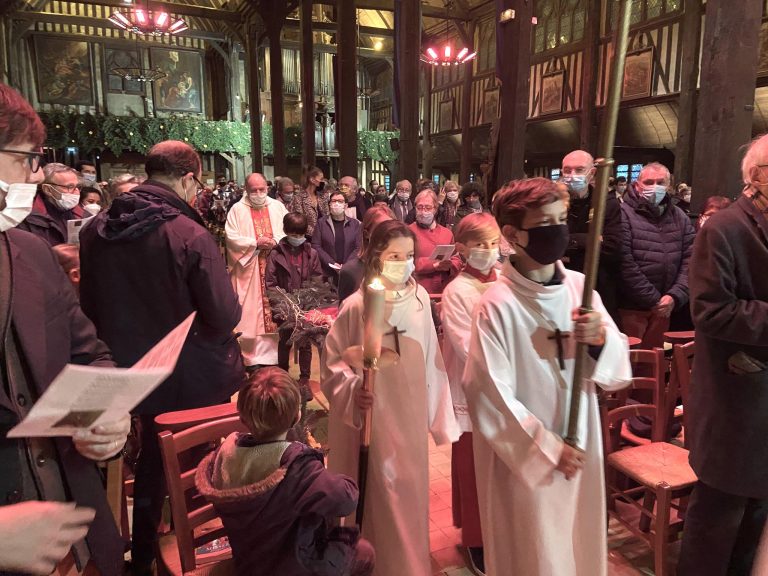 Une messe de la nativité avec port du masque obligatoire…