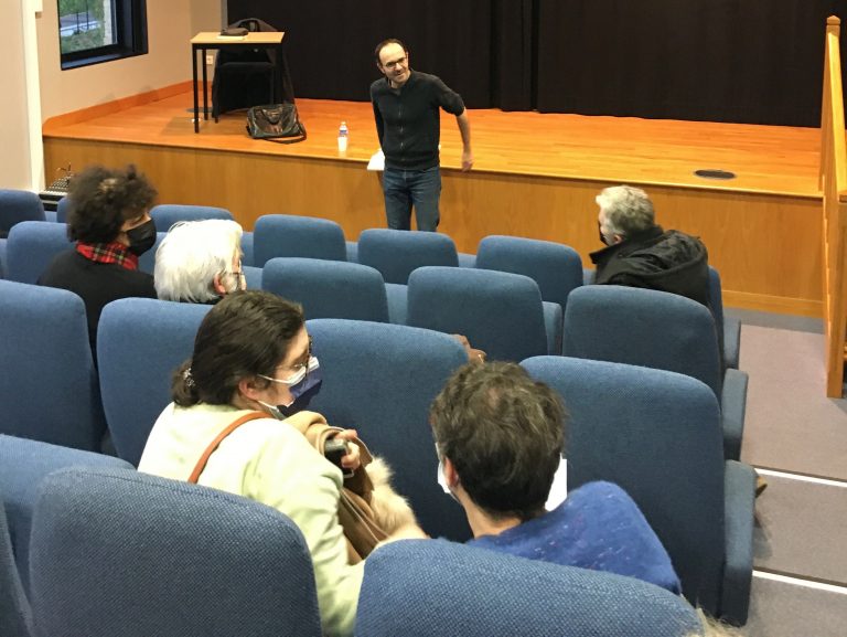 Atelier philosophique sur le thème du don à la médiathèque de Honfleur.