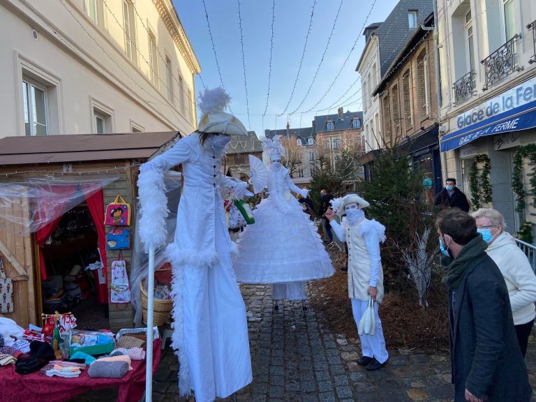 Des échassiers sur le marché de Noël de Honfleur