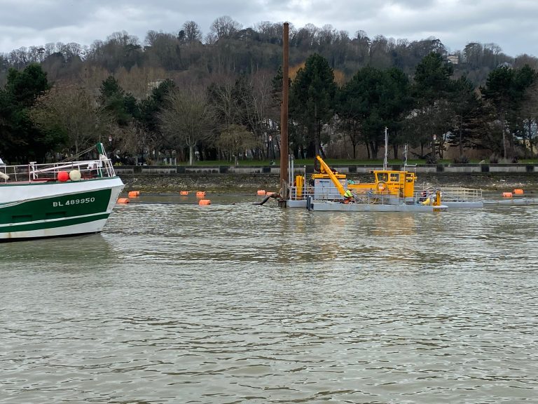 Début de la campagne de dragage dans le port de Honfleur