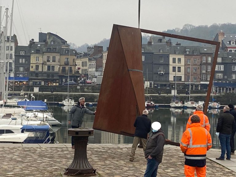 Le sculpteur Medjid Houari expose sur le Vieux Bassin de Honfleur