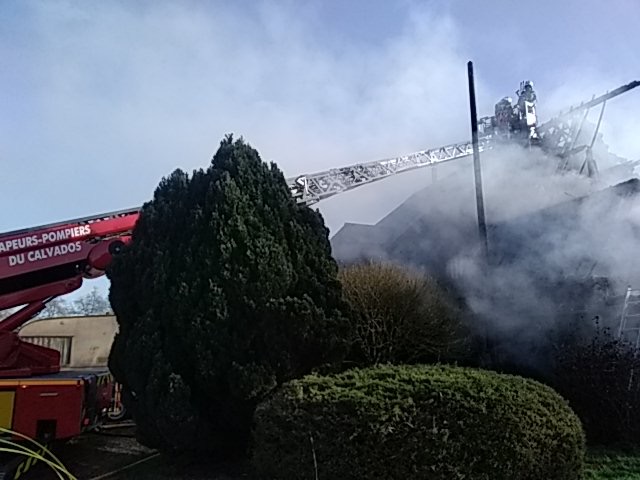 Un violent incendie détruit une maison d’habitation à Ablon (14)