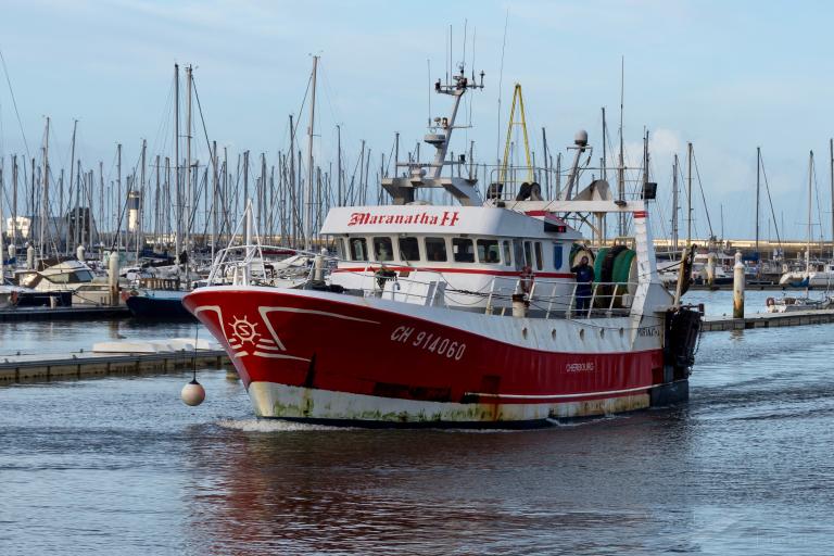 En pleine tempête, le port du Havre lui refuse l’accès, un chalutier Cherbourgeois trouve refuge à Honfleur…