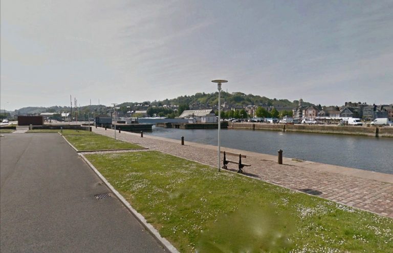 Stationnement interdit le long du quai Gallien et la jetée de l’Est…