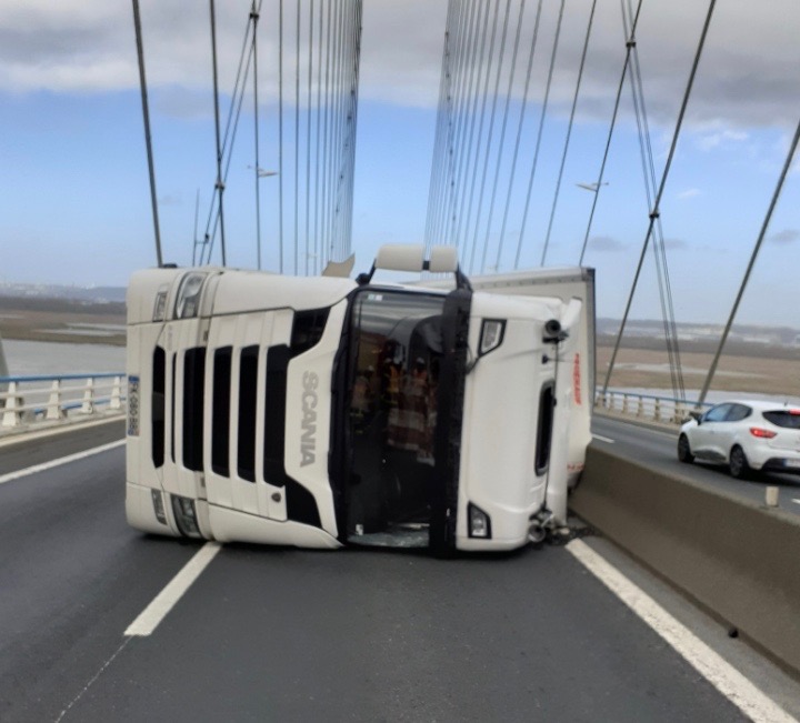 Sous la violence du vent un poids-lourd se couche sur le Pont de Normandie