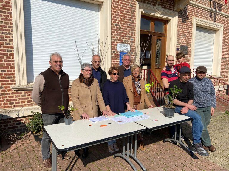 La mairie de La Rivière St-Sauveur distribue des arbres aux habitants