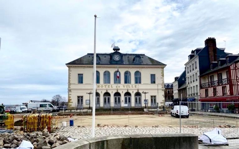 Le maire de Honfleur apporte son soutien au peuple ukrainien…