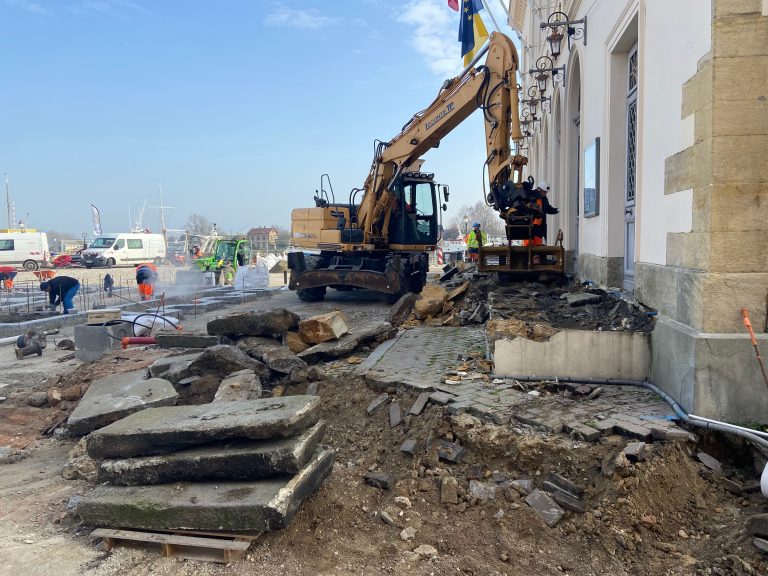 Destruction des marches de la mairie…