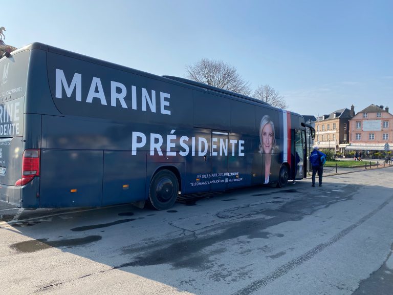 Le bus de Marine Le Pen fait une halte rapide à Honfleur