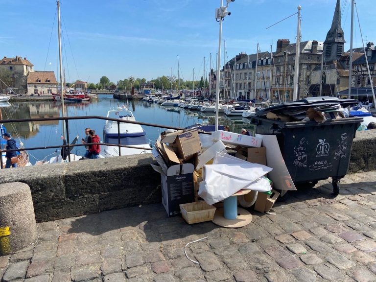 Coup de gueule de certains restaurateurs du Quai Ste-Catherine contre le dépôt de cartons et d’ordures ménagères après l’heure légale…