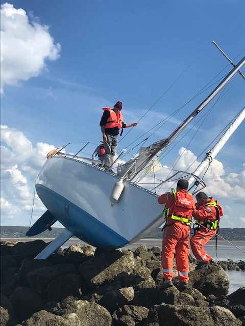 La SNSM Honfleur intervient pour un voilier échoué sur la digue