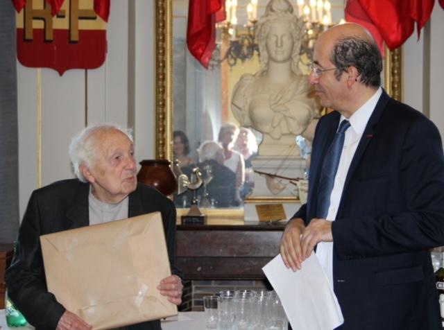 Le maire de Honfleur, Michel Lamarre rend hommage à Georges Amalric