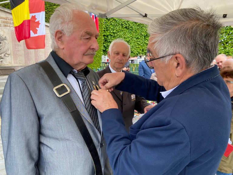 Marcel Prieur reçoit la médaille et le diplôme d’honneur de Porte-drapeau des anciens combattants…