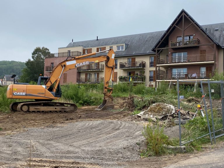 La construction d’un nouvel immeuble inquiète les habitants de la résidence « Les Balcons de Honfleur »…