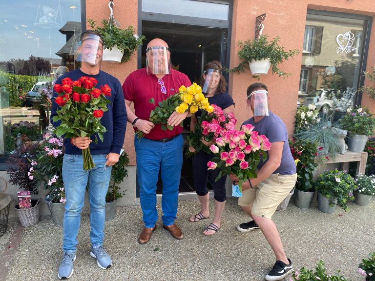 A la Rivière St-Sauveur, pour la fête des mères, l’UCIA offre des fleurs aux mamans…