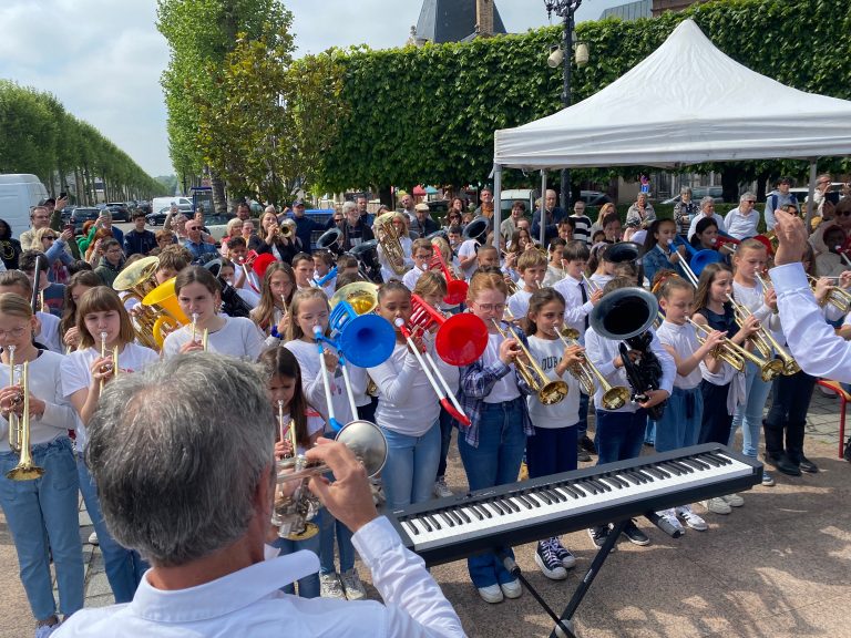 Cérémonie du 8 mai avec les élèves des orchestres à l’école…