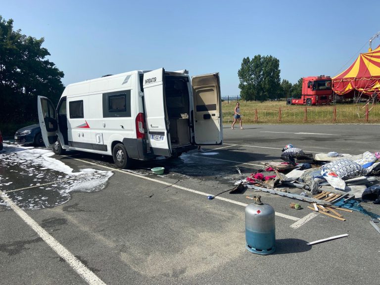 L’intérieur d’un camping-car détruit par un incendie…