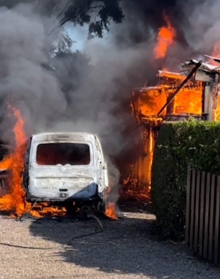 Une voiture et un garage détruit par un incendie à Genneville