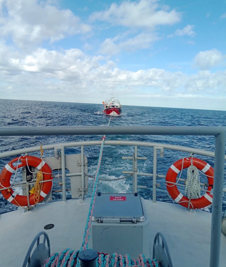 Les sauveteurs en mer de Honfleur prennent en charge un chalutier en avarie au Cap de la Hève…