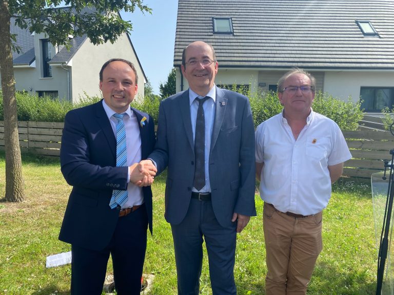 Le comité de jumelage inaugure la rue Wörth dans l’éco-quartier de Honfleur.