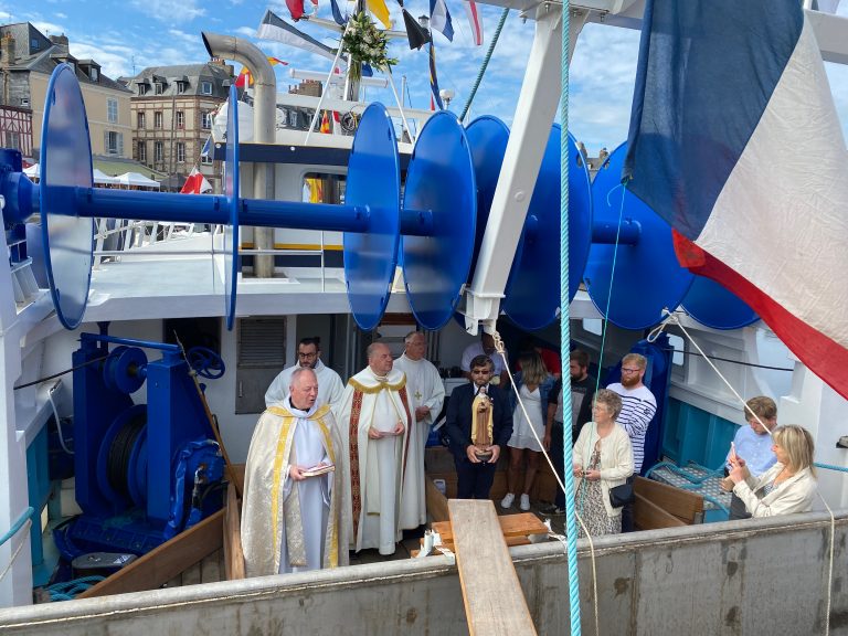 Bénédiction du chalutier « Sainte-Thérèse » par le Père Olivier Ruffray