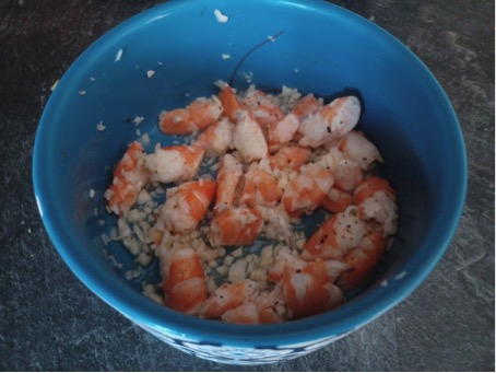 Crevettes à l’ail et au citron accompagnées d’une salade de pommes de terre…