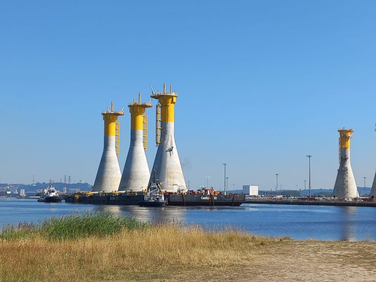 Les trois premiers pylônes du parc éoliens de Fécamp doivent bientôt quitter Le Havre…